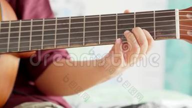 无名少年手弹吉他
